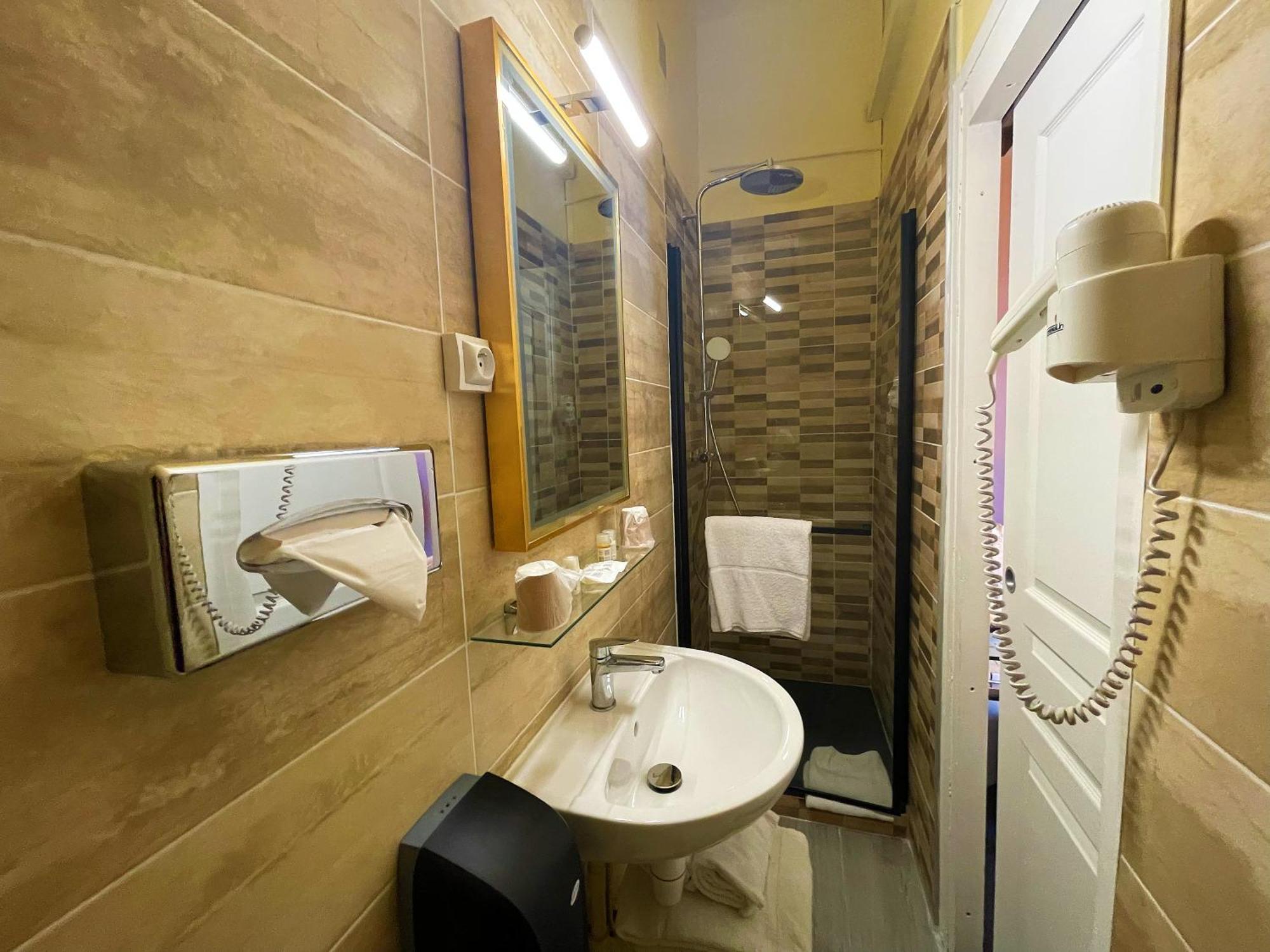 Royal Hotel Nimes Habitación foto